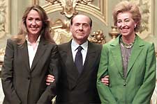 Il presidente del Consiglio Berlusconi con Stefania Prestigiacomo e Letizia Moratti 