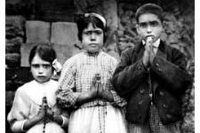Lucia Dos Santos (c) sua cugina Jacinta (s) e Francisco Marto in una foto del 1917