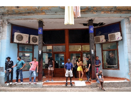 Un local para navegar en Internet en La Habana (ANSA).