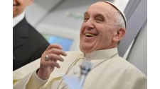 El papa Francisco habla con la prensa en el vuelo de regreso a Italia (ANSA) 