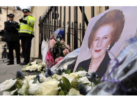 La gente dejaba ayer ofrendas florales para Margaret Thatcher  (ANSA). 
