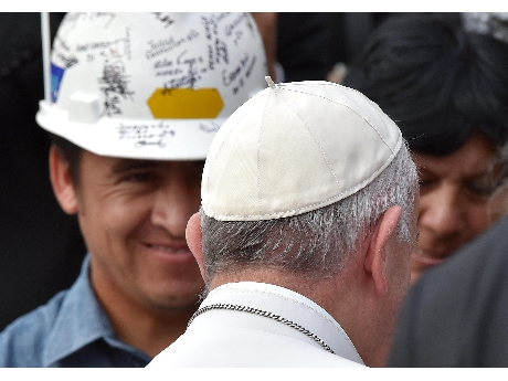 El Papa con uno de los mineros   (ANSA).