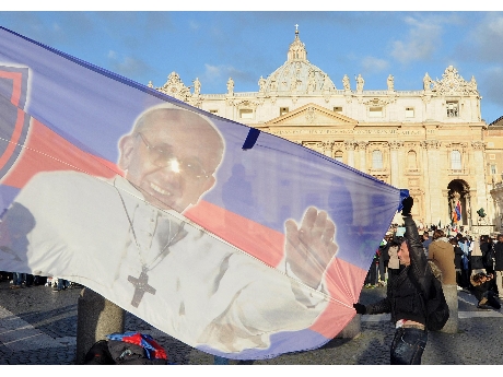 La bandera de San Lorenzo, con la imagen del Papa en el centro, en la Plaza San Pedro (ANSA)