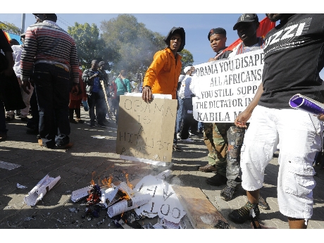Protestas en Pretoria a la llegada de Obama (ANSA). 