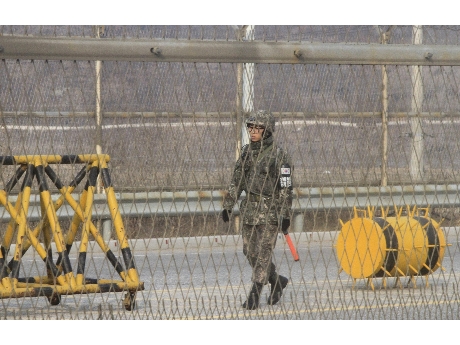 Un soldado surcoreano vigila la frontera con Corea del Norte  (ANSA)