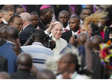 Francisco en su llegada a Kenya   (ANSA)