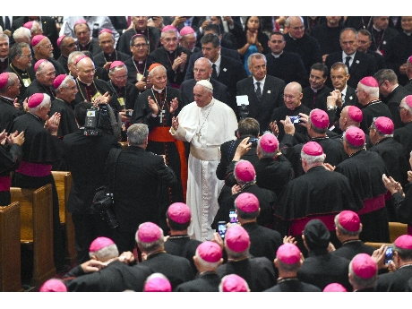 El Papa junto a los obispos   (ANSA). 