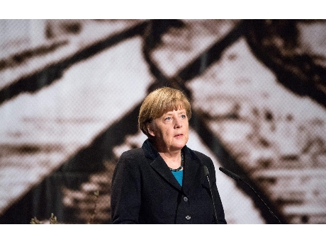 Angela Merkel en el acto que conmemoraba hoy la liberacion de Auschwitz   (ANSA).