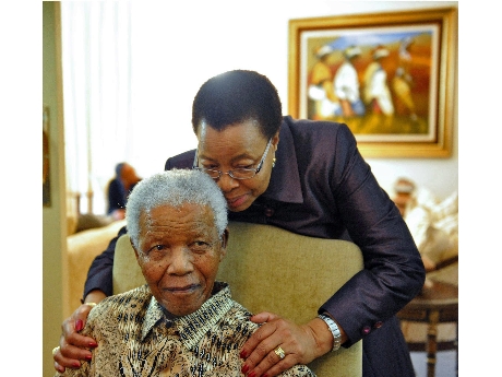 Nelson Mandela junto a su esposa Graca Machel  (ANSA). 