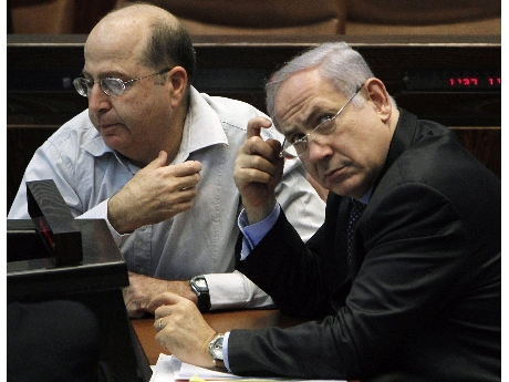 Benjamin Netanyahu (D), primer ministro israeli (ANSA)
