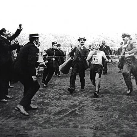 Il drammatico arrivo di Dorando Pietri nella maratona di Londra del 1908