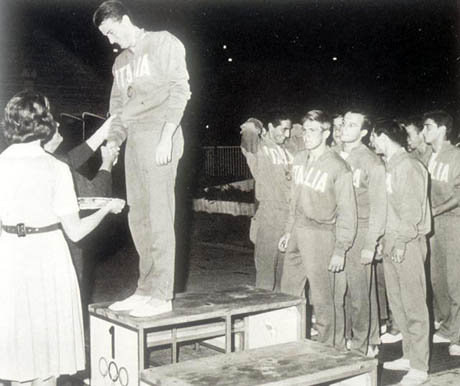 La premiazione della squadra di pallanuoto azzurra, oro a Roma nel 1960