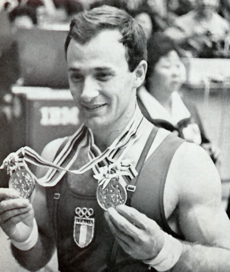 Il ginnasta Franco Menichelli, oro nel corpo libero a Tokyo nel 1964