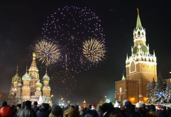 Festeggiamenti di Capodanno con spettacolari fuochi d’artificio sulla Piazza Rossa di Mosca © Ansa