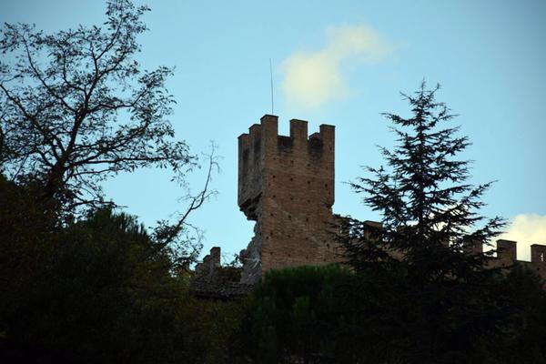 Caldarola, la torre del Cassero lesionata dal sisma. FOTO DI ALESSANDRO DONATI © ANSA