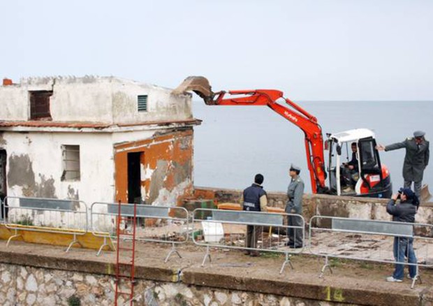 Una foto d'archivio sulla demolizione di alcune costruzioni sul mare © ANSA 