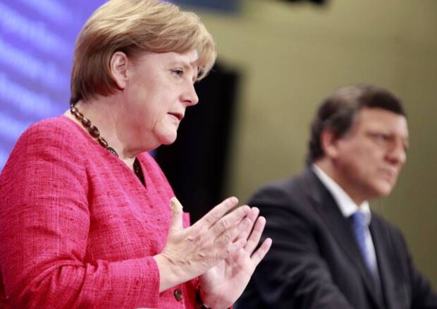 Il cancelliere tedesco Merkel con il presidente della Commissione Barroso © ANSA 