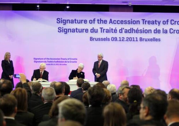 Il premier croato (a sinistra), Jadranka Kosor, e il presidente, Ivo Josipovic, firmano il trattato di adesione all'Ue. © ANSA 