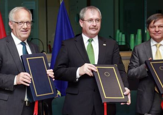 La firma dell'accordo oggi a Bruxelles. © ANSA 