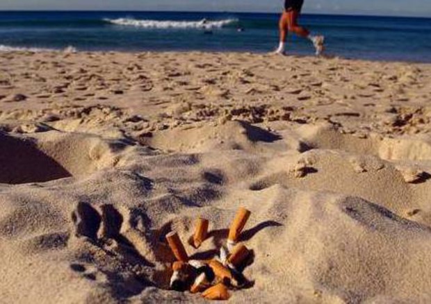 mozziconi di sigaretta in spiaggia © ANSA