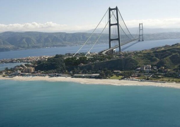 Una elaborazione grafica del progetto definitivo del ponte sullo Stretto di Messina. © ANSA 
