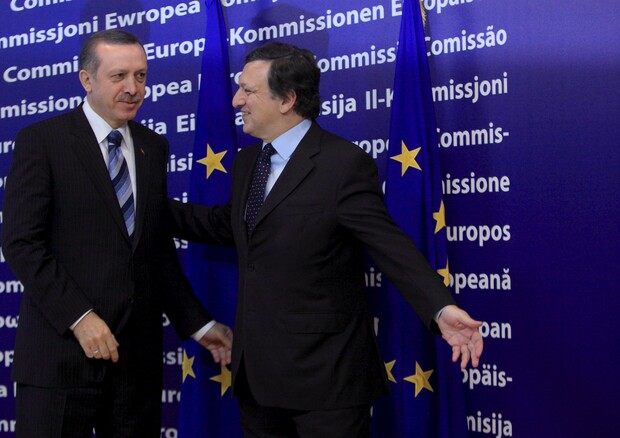 Il primo ministro turco Erdogan e il presidente della Commissione Ue Barroso in una foto d'archivio © ANSA 