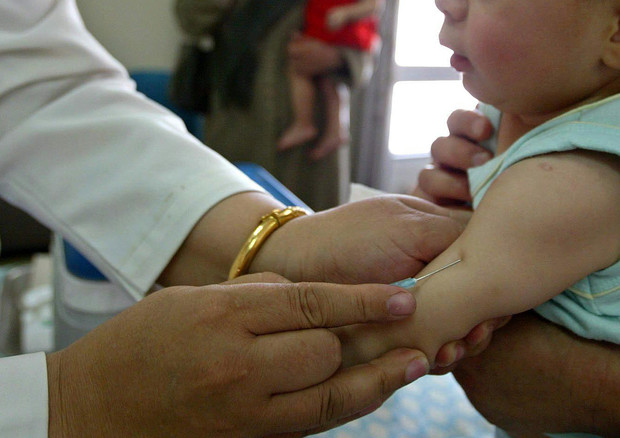Appello della madre di un bimbo malato a vaccinarsi, ma genitori in rivolta © ANSA 