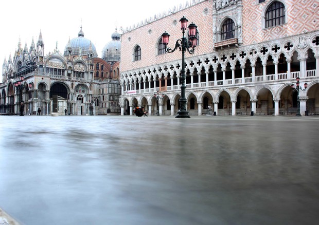 Venezia a rischio immediato per innalzamento del mare ed erosione del litorale © ANSA