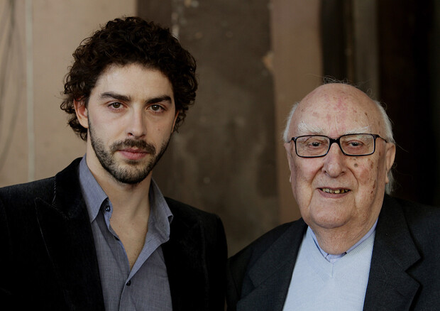L'attore Michele Riondino, il giovane Montalbano, e lo scrittore Andrea Camilleri. © ANSA