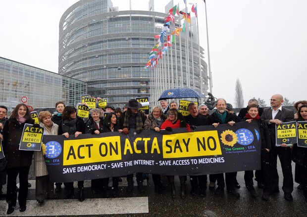 manifestazioni anti-Acta davanti al Parlamento europeo di Strasburgo © ANSA 