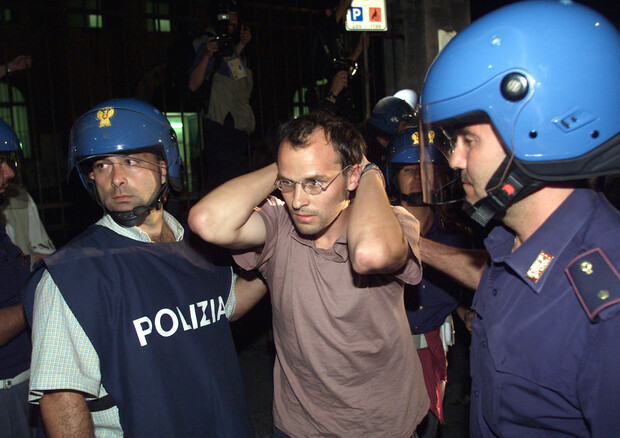 arresto nella caserma Diaz di Genova © ANSA