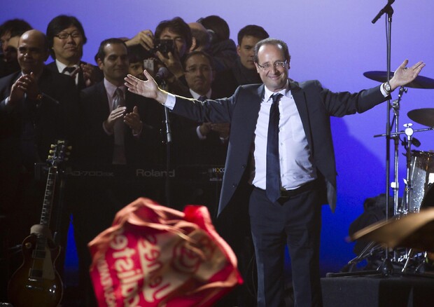 Francois Hollande festeggia la vittoria alle elezioni. © EPA