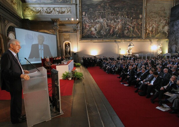 Il presidente del Consiglio Mario Monti durante il suo intervento all'apertura del convegno ''The State of the Union'' nel salone dei Cinquecento a Firenze © ANSA 