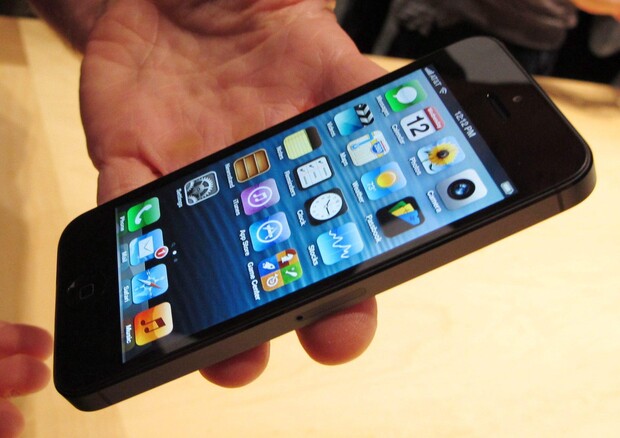Apple: Anec, iPhone 5 obbliga clienti a comprare adattatore © EPA