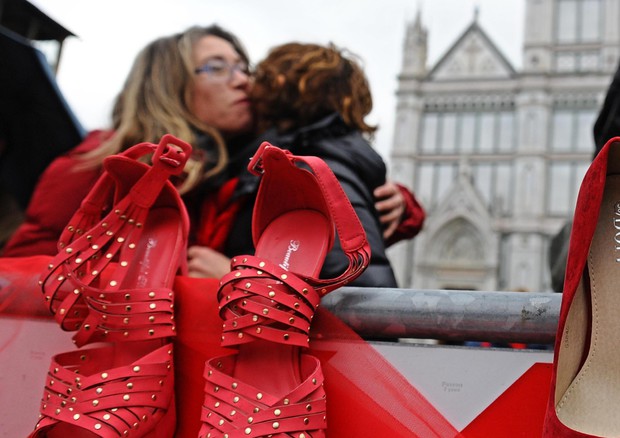 l'immagine di un  flash mob a Firenze con scarpe e fiori rossi contro il femminicidio © ANSA