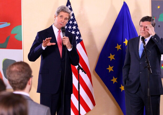 Il sottosegretario Usa John Kerry e il presidente della Commissione Ue José Barroso © EPA