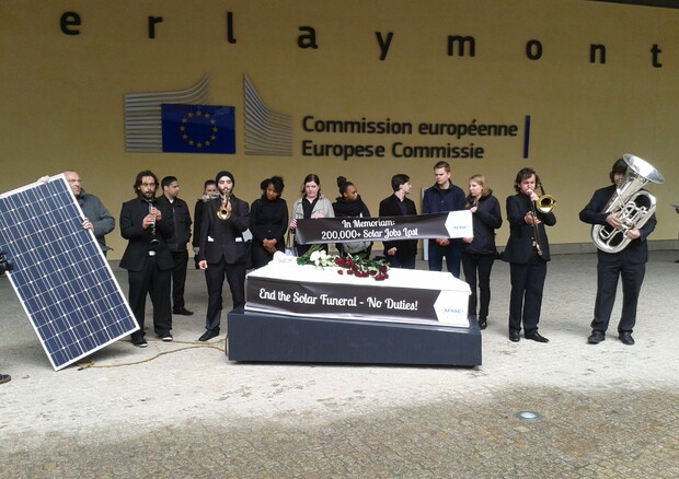 A Bruxelles 'funerale' anti-dazi su solare Cina © Ansa
