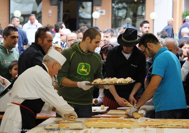 A Carpegna il panino al prosciutto crudo più lungo del mondo © ANSA