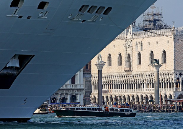 Una nave da crociera a Venezia © ANSA 