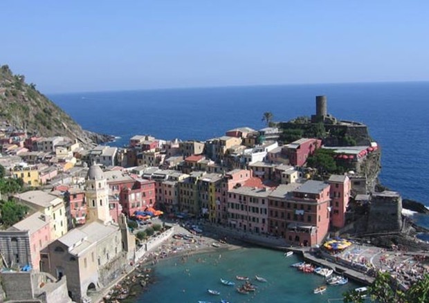 borgo di Vernazza, conosciuto come 'la piccola Venezia delle Cinque Terre', uno spettacolare insieme di vicoli e case © ANSA