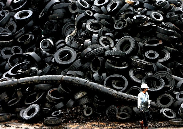 Patto di legalità su vecchi pneumatici, 3 mln 'in nero' sfuggono a riciclo © ANSA