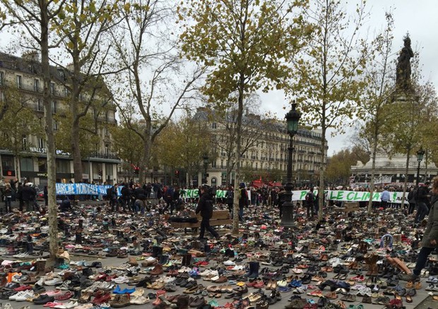 Le scarpe a Place de la Republique a Parigi in una foto tratta da twitter © Ansa
