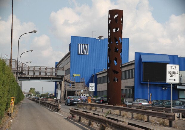 Veduta esterna dello stabilimento siderurgico Ilva di Taranto, in una immagine di archivio © ANSA