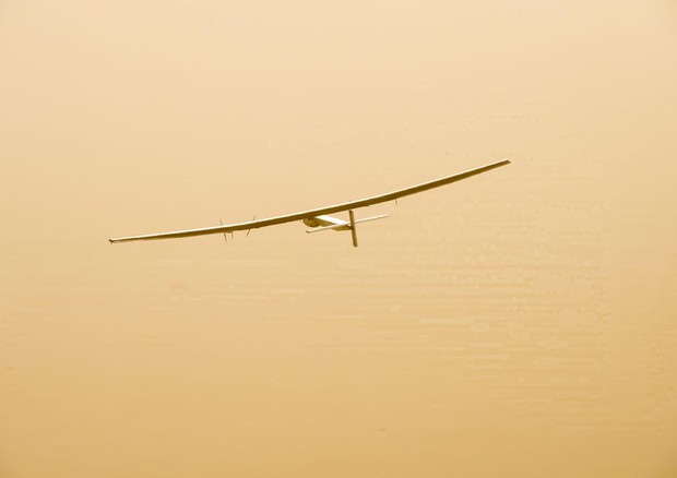 Solar Impulse 2 in volo per il giro del mondo senza carburante, alimentato solo da energia solare © EPA
