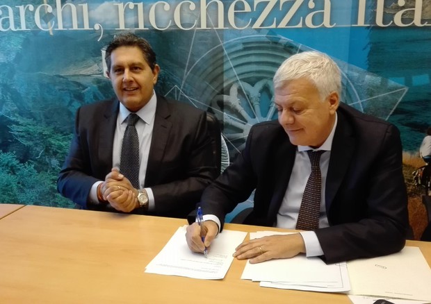 Giovanni Toti e Gian Luca Galletti firmano l'intesa per la riapertura della Via dell'Amore © ANSA