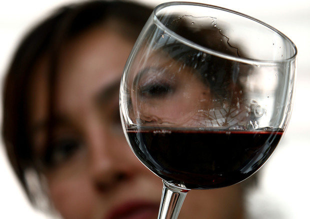 Per le donne l'uomo che non beve vino è noioso © ANSA