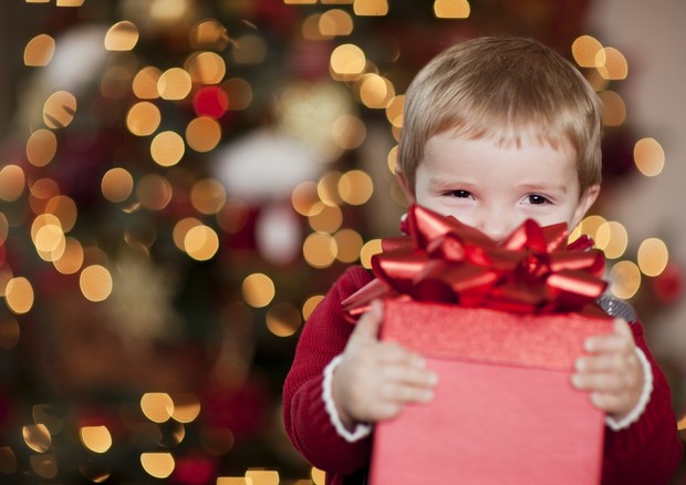 I doni a Natale? 'Attenti genitori, i regali non riparano agli errori' © Ansa