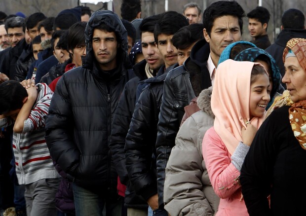 Migranti: 10 giorni per evitare collasso, migliaia in marcia © AP