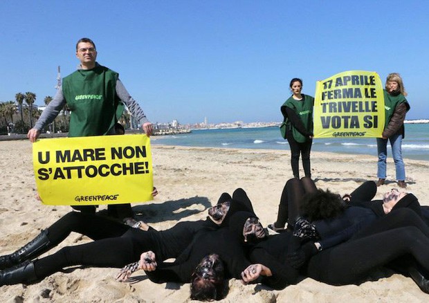 Trivelle: flash mob degli 'oil men'di Greenpeace in 22 citta' © ANSA