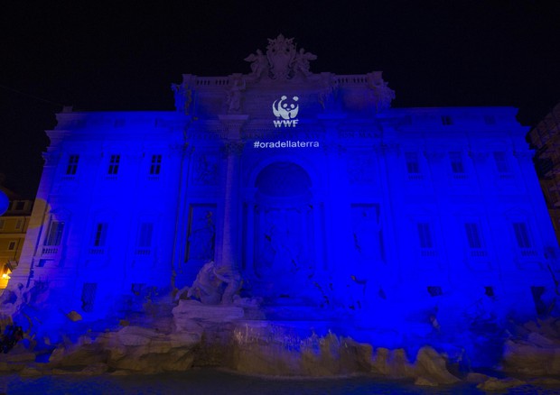 'Earth Hour' a Roma, la Fontana di Trevi © ANSA